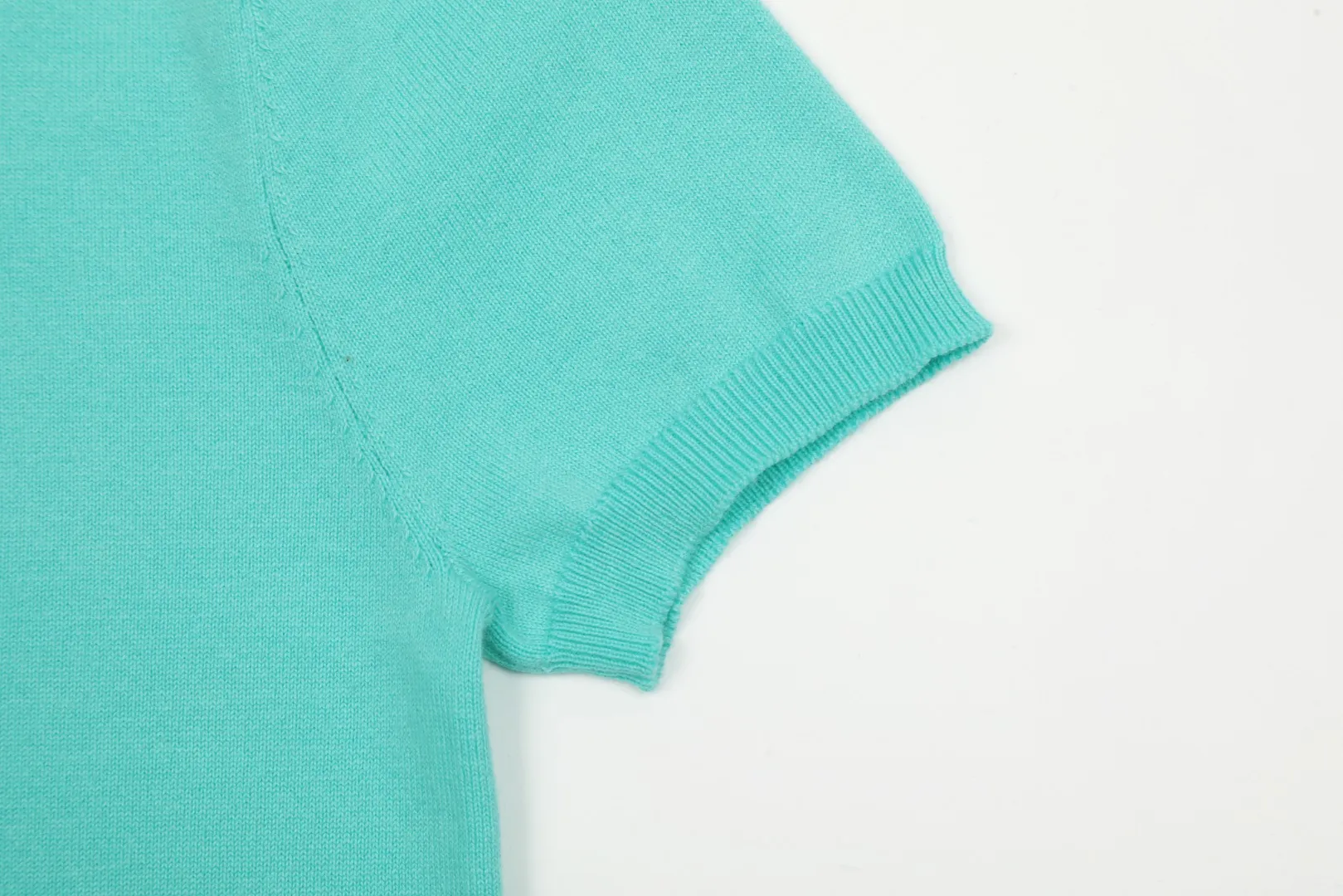 🅿️156 "Top quality" Style number: DS008# (not off the shelves all year round) [Ralph Lauren round neck solid color pony embroidered logo knitted short sleeves] ✅Ralph Lauren classic basic versatile knitted short sleeves for all seasons ✅Main supplier platform live broadcast Wholesale entity Replenish if out of stock Not off the shelf ✅ZP quality 1:1 version Scan the code to enter the GF website Counter quality ✅Detailed quality is the only one in Guangzhou Imported quality cotton yarn, focusing on high-end, cost-effective, good quality needless to say ✅The version is restored to the original version, loose, comfortable and stress-free, simple is high-end, classic is timeless ✅The upper body is simple and easy to match, a must-have for goddess ootd. Good-looking clothes are never picky. A must-have in the goddess' wardrobe. Size: S-XL Color: Army green, off-white, black, light pink, khaki, navy, light blue, mint green